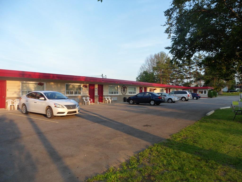 The Silver Birch Motel Goderich Bagian luar foto