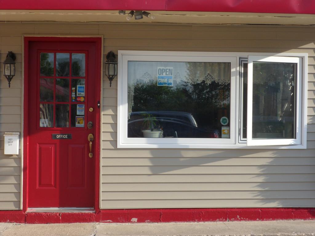 The Silver Birch Motel Goderich Bagian luar foto