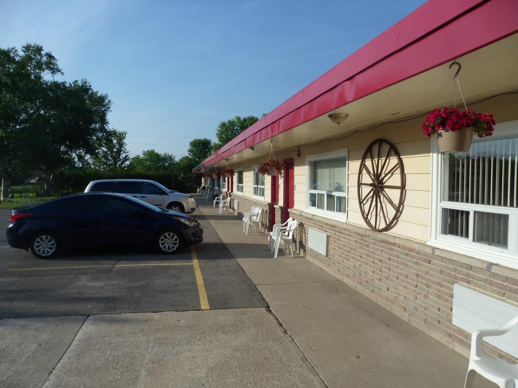 The Silver Birch Motel Goderich Bagian luar foto