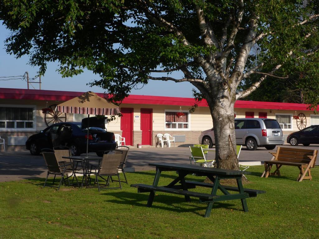 The Silver Birch Motel Goderich Bagian luar foto